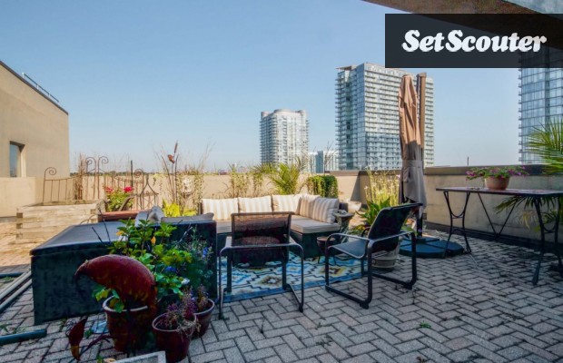 This spacious terrace features a stunning view of Toronto’s city skyline. This charming outdoor space is simple and stylish, making it the perfect shooting location for a posh party scene!