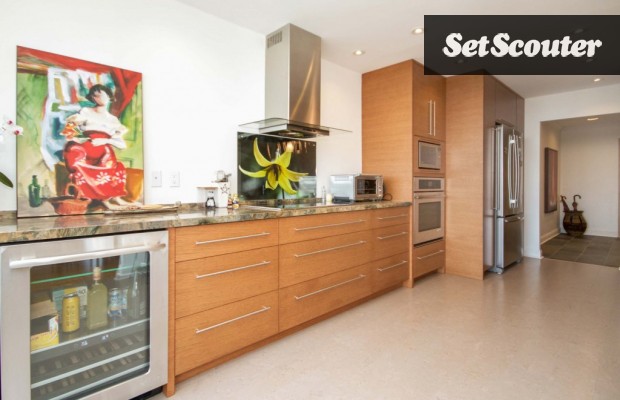 Leslie’s contemporary kitchen is bright and spacious! The warm wood finishes create a sophisticated and sleek look. This classy kitchen features gorgeous granite countertops, and gourmet stainless steel appliances.