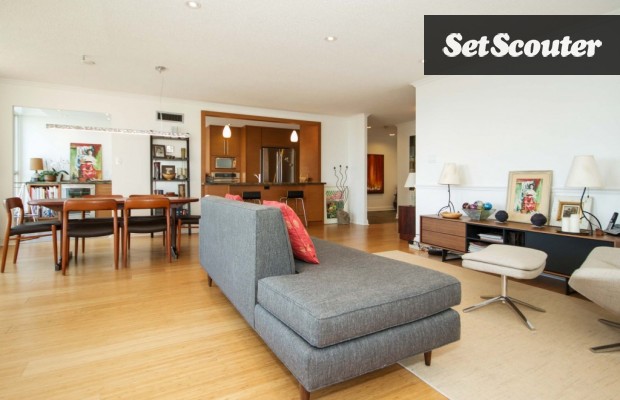 Leslie’s home features an open-concept main space that’s a true classic. The floor to ceiling windows and crisp hardwood floors, make this space is bright and modern. With its simplicity and sophistication, this room accommodates for any shoot.