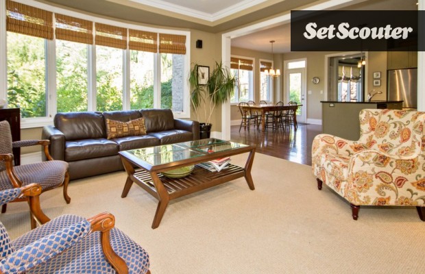 Monica’s living space is one-of-a-kind, combining an earthy colour palette with vibrant prints. The wall of windows and crown moulding make this space sophisticated. This spacious room is bright and inviting; it's the ideal shooting space for a family gathering scene!