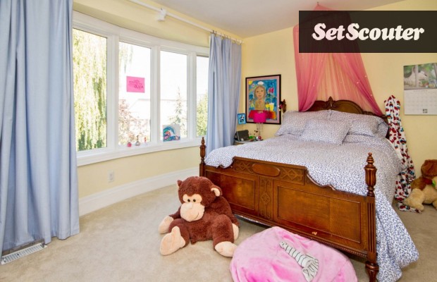 This spacious girl's room is simple and sweet. With ample natural light and pops of bright colour, this charming bedroom is versatile for production !