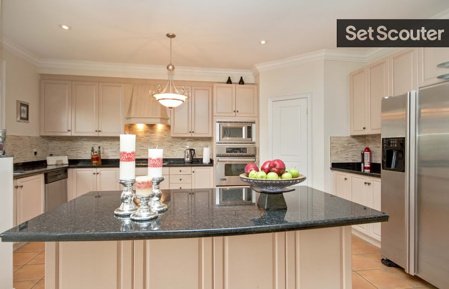 Cheryl’s sparkling kitchen comes equipped with gourmet appliances and a large kitchen Island. Cream cupboards add warmth and offset the crispness of the white walls, whilst an extended pantry room gives the space a unique shape.