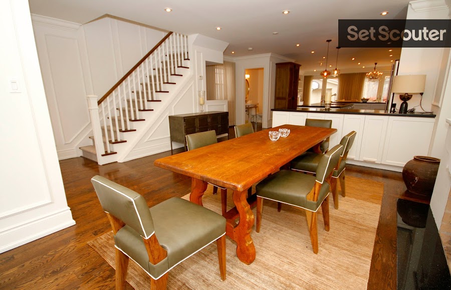 Andréa does a great job of organizing her open home, creating unique spaces throughout. The dining area consists of a beautiful solid wood table with gorgeous matching chairs. An earthy colour scheme and warm lighting breathes freshness into the room.