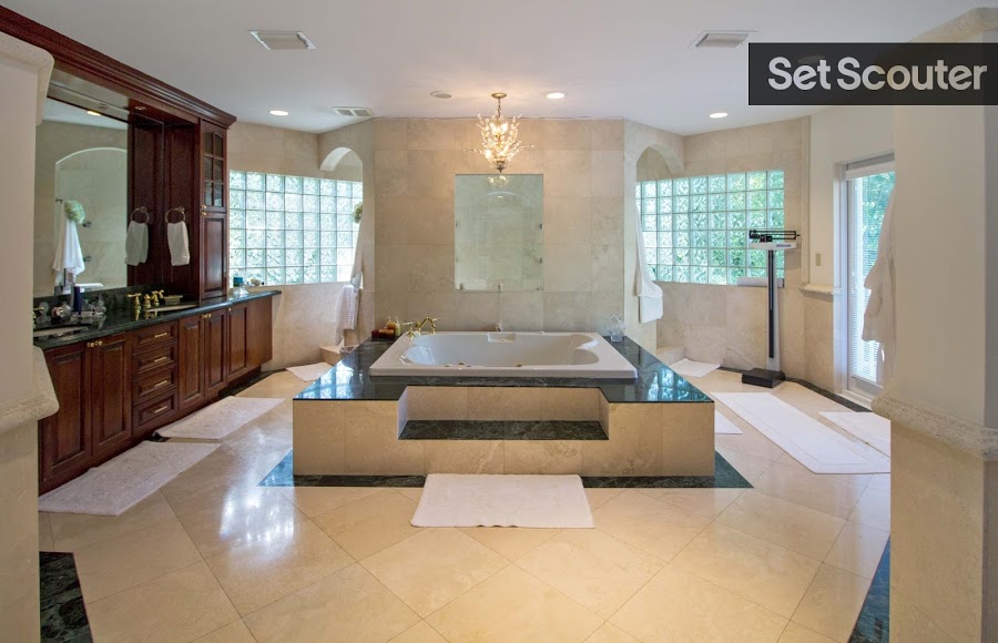 Gloria’s stunning bathroom is spacious and filled with natural light. The luxurious jacuzzi tub standing in the centre creates a clear focal point. This space also features a two-person walk-in shower. This bright bathroom, with gentle feminine elements is perfect for promoting a variety of products including household cleaning products, hair care and, cosmetics.